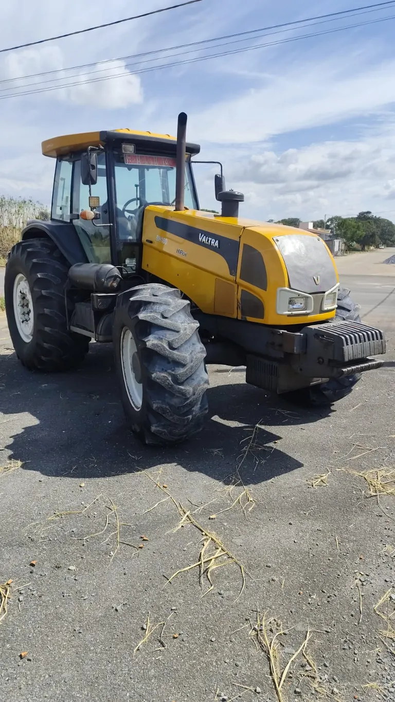 Trator Valtra BH 180 HiFlow ano 2011 visto de frente, com cabine fechada, à venda no Pará