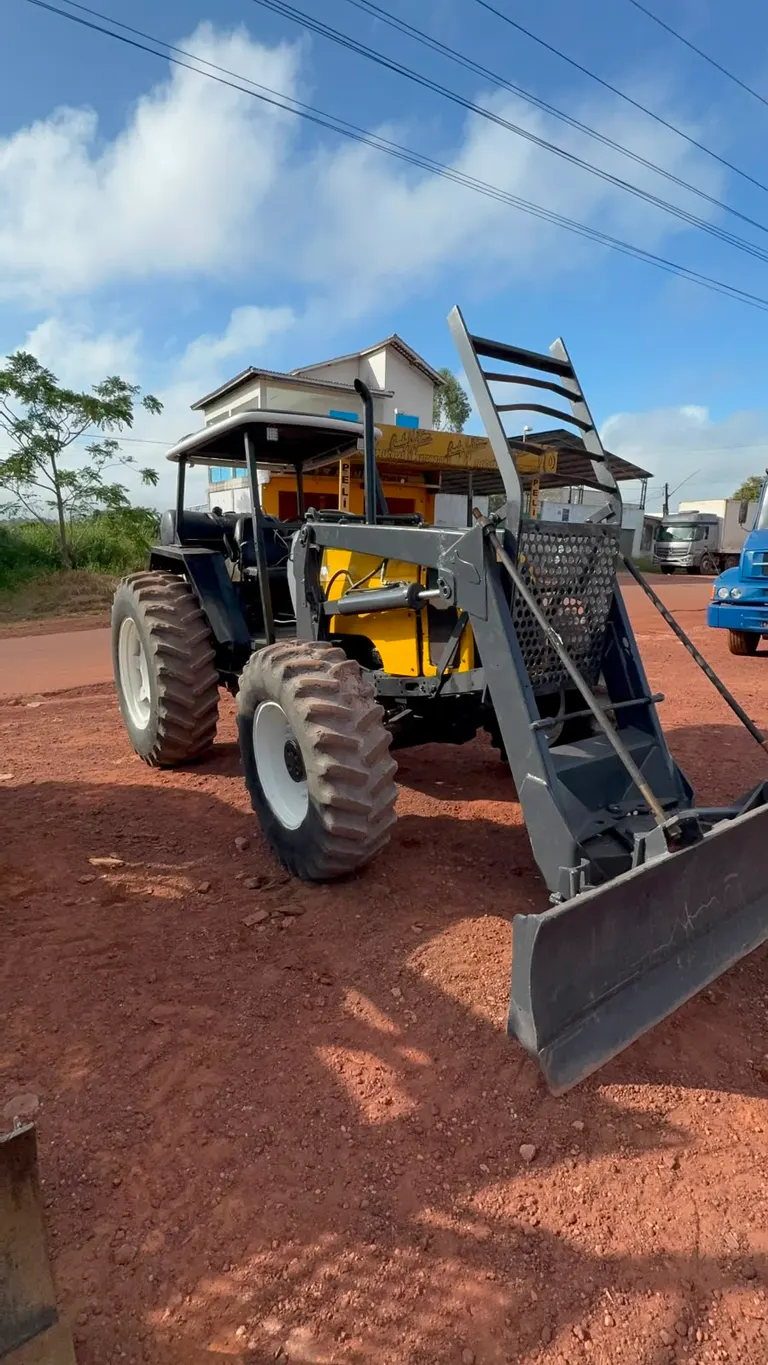 Trator Valtra BM100 2006 4x4 com conjunto de lâmina, à venda no Pará