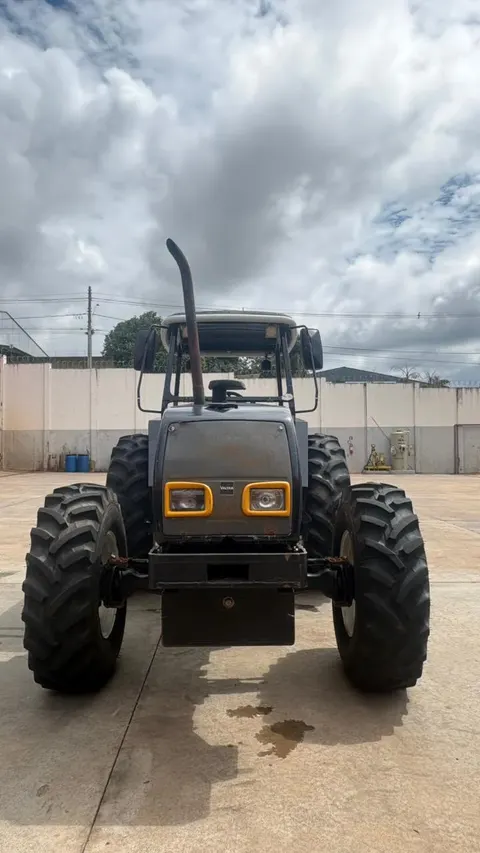 Frente do trator Valtra BM110 2002 usado 4x4 com faróis amarelos