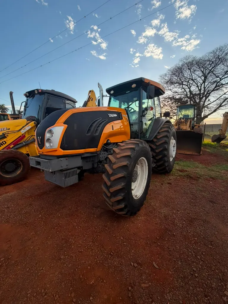 Trator Valtra BM110 ano 2017 seminovo visto de frente, à venda no Pará