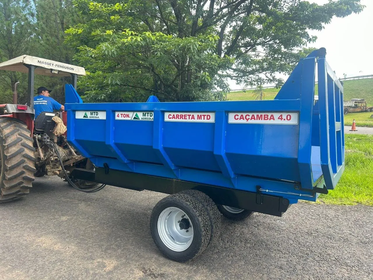 Carreta basculante MTD 4.0 azul de 4 toneladas engatada em trator, à venda no Pará