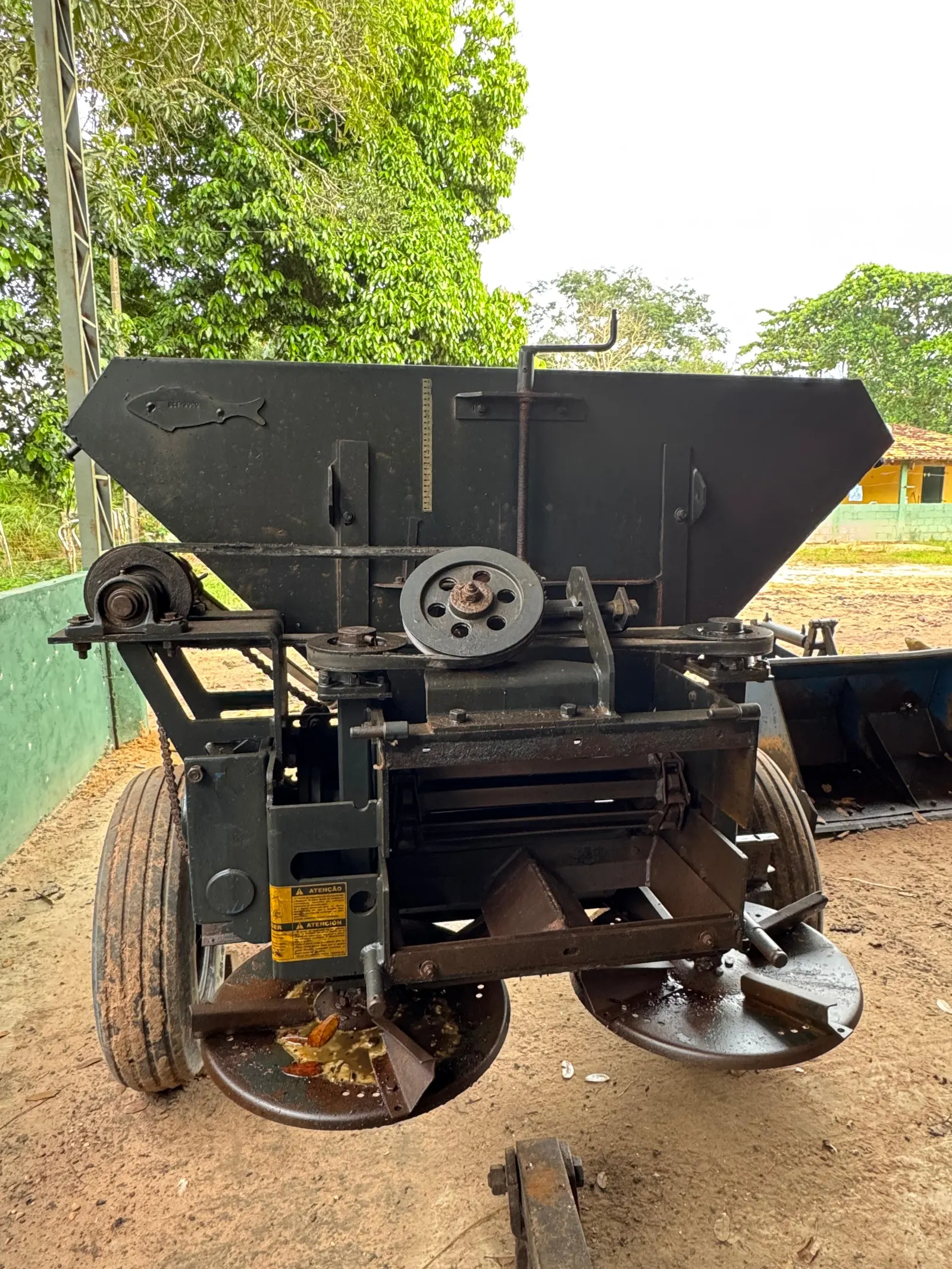 Distribuidor de calcário Baldan DCFC 3000 com os discos centrífugos de distribuição, à venda no Pará