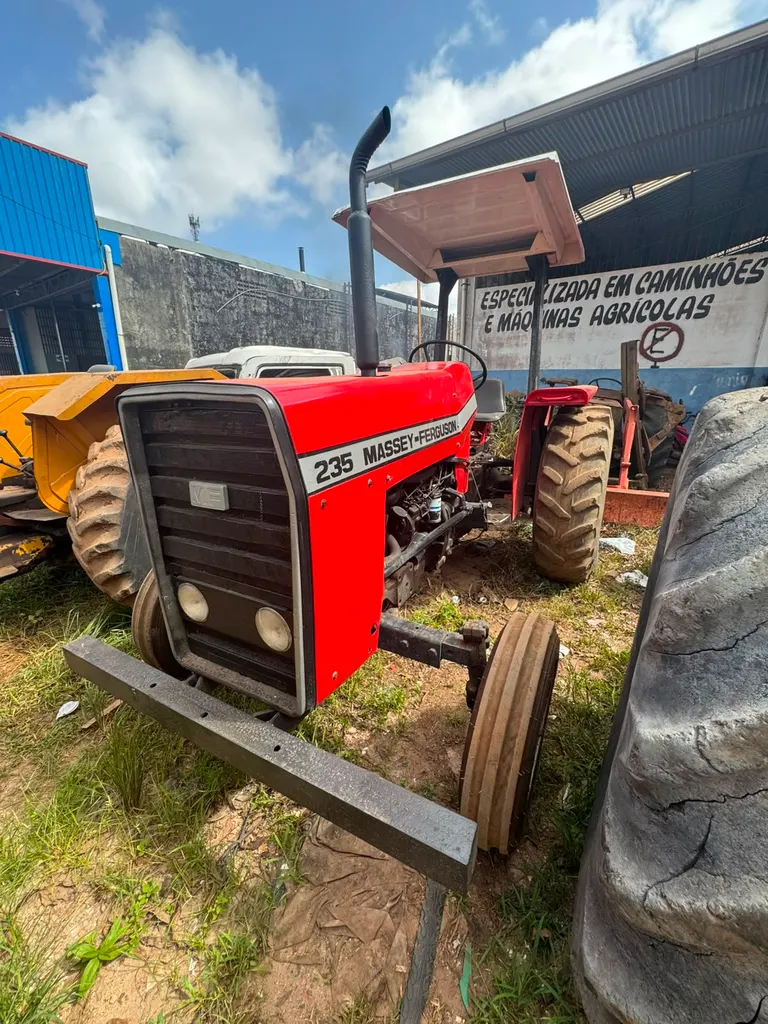 Trator Massey Ferguson 235 vermelho usado 4x2, à venda em Castanhal, no Pará