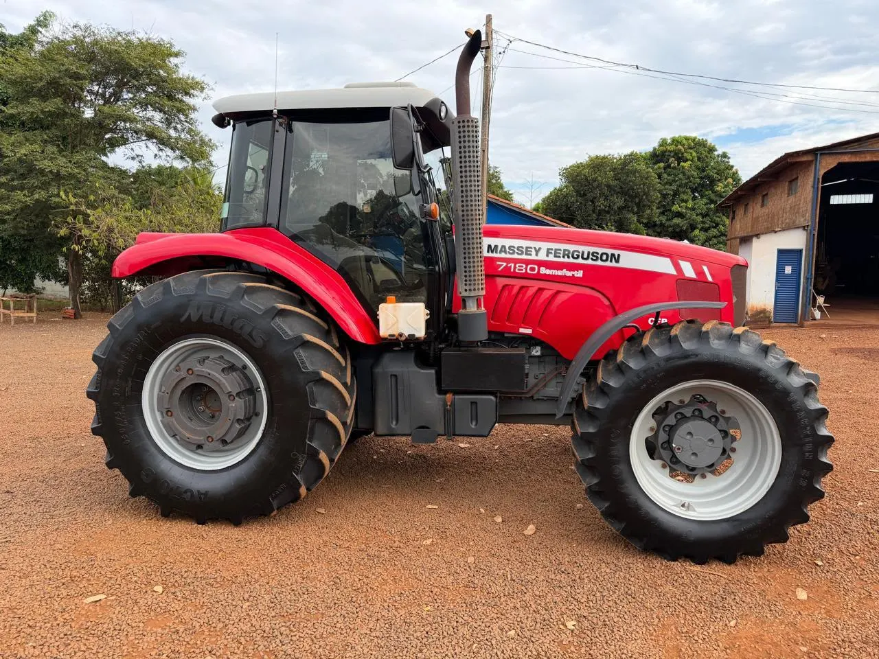 Trator Massey Ferguson 7180 seminovo de perfil, com cabine fechada, à venda no Pará