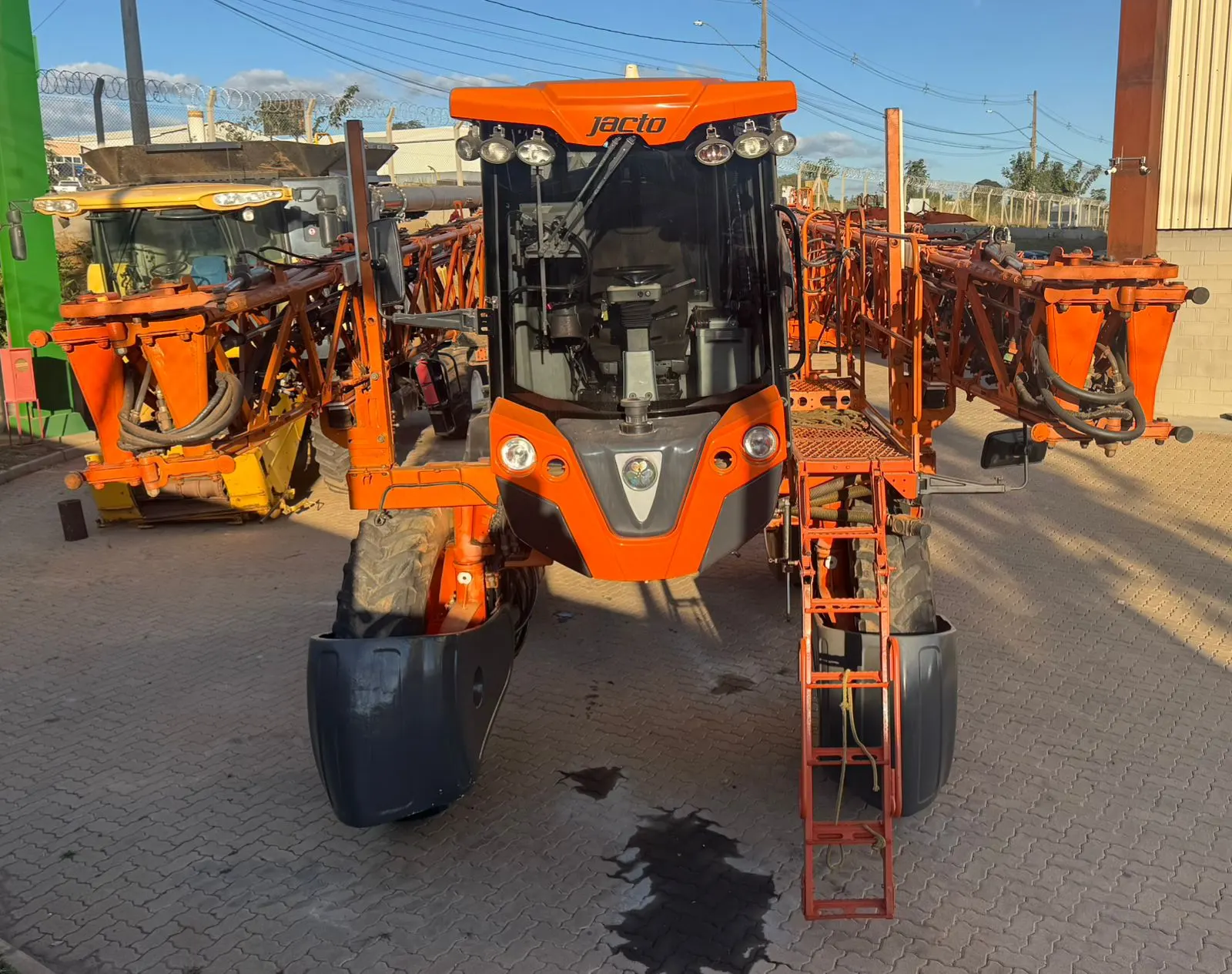 Pulverizador Jacto PV 3030 ano 2013 visto de frente, com barra recolhida, à venda no Pará