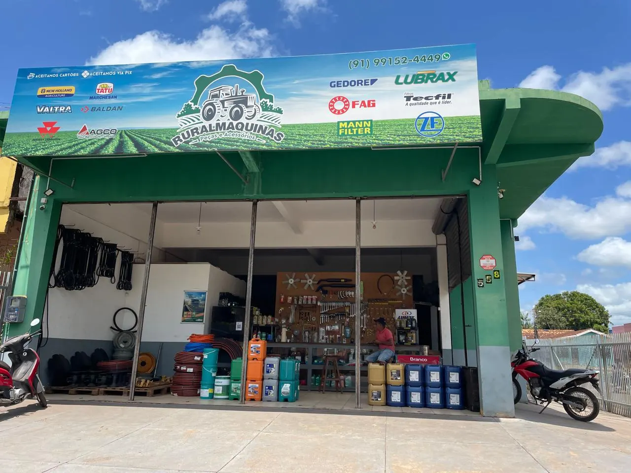 Fachada da loja Ruralmáquinas, de onde nasceu a Moura Máquinas, com peças e lubrificantes expostos