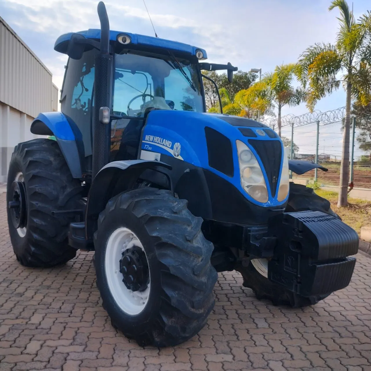 Trator New Holland T7.190 ano 2018 visto de frente, à venda no Pará