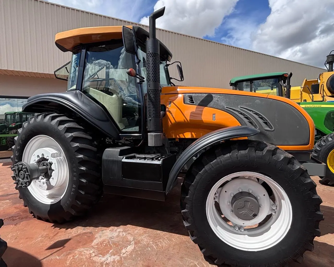 Trator Valtra BT 210 ano 2013 de perfil, com cabine fechada, à venda no Pará